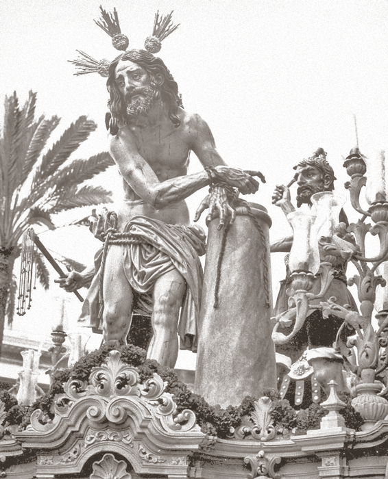 Cristo atado a la Columna sobre su paso recién estrenado el Jueves Santo de 1976. Fotografía: ABC.