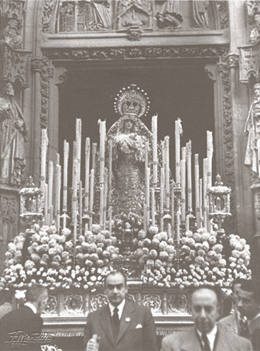 24 de noviembre de 1946 procesión marianas con motivo de la proclamación de la Virgen de los Reyes como Patrona de la Archidiócesis. Miguel García Bravo Ferrer y Antonio Delgado Hoyos. Fotografía: Hdad. del Valle.