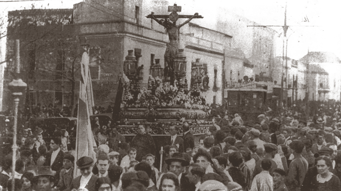 Cristo de San Agustin. Imagen primitiva que ardió en un fuego intencionado el 18 de Julio de 1936 en la parroquia de san Roque. La foto corresponde A su ultima salida, en 1926.