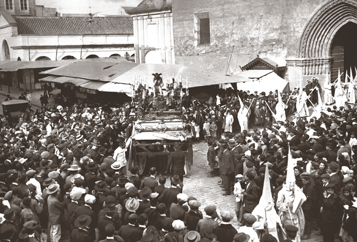 El Santísimo Cristo de la Humildad y Paciencia, de la Hermandad de la Cena, saliendo de Omnium Sanctorum pocos años antes del incendio de este templo en 1936. Fotografía: ABC.