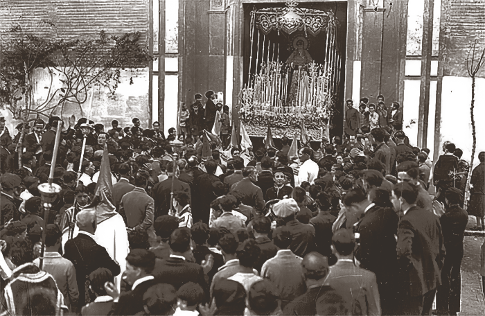 La Virgen de la Estrella, a la salida del templo en la calle San Jacinto, en 1932. Fotografía: ABC.