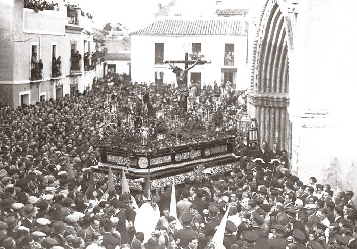 El Cristo de la Buena Muerte de La Hiniesta, saliendo de la parroquia de San Julián. Todas las imágenes se perdieron en el incendio intencionado de la iglesia el 8 de abril de 1932. Fotografía: Serrano.