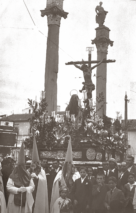 Allá por los años 30, transitaba por la Alameda de Hércules el original Cristo de la Buena Muerte de la Hermandad de la Hiniesta.