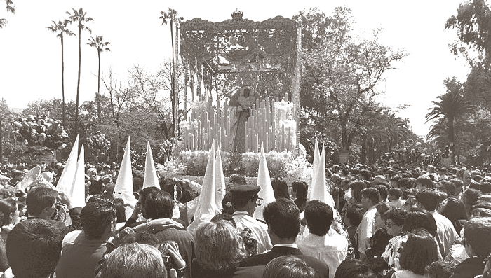 La Virgen de La Paz. Una gran multitud rodea al palio cuando se nos viene por el Parque en la soleada tarde del Domingo de Ramos 27 de marzo de 1994.