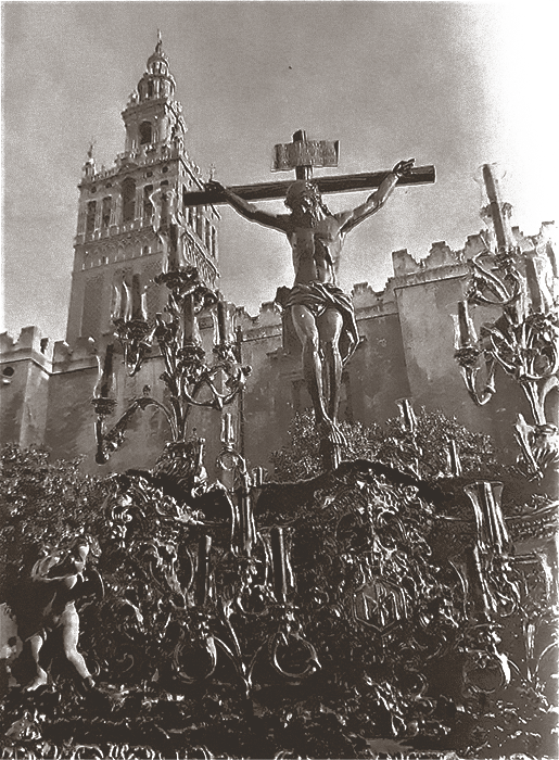 El paso del Cristo de las Almas, primero de la Cofradía de Los Javieres, en la calle Álvarez Quintero un soleado Martes Santo de los primeros años noventa.