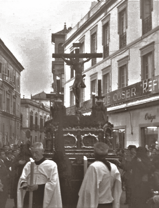 Por la Calle Jesús del Gran Poder se va aproximando a la Carrera Oficial el Crucificado de la Vera Cruz en la atardecida del Lunes Santo de 1960.