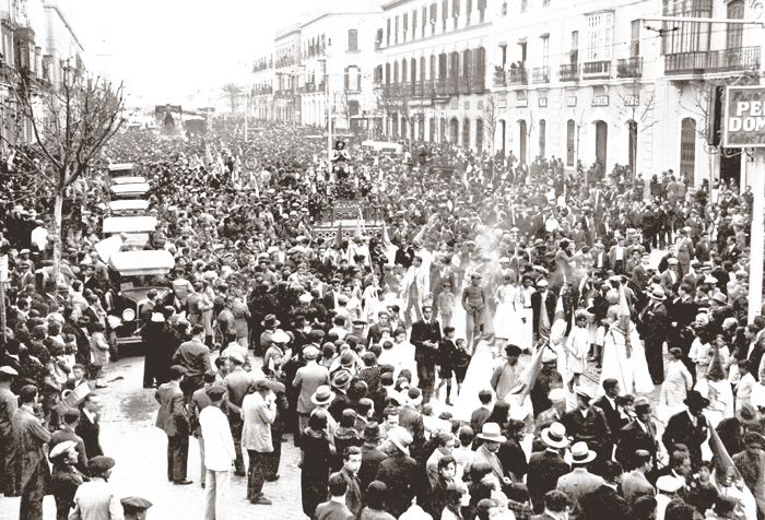 Aspecto que ofrecía la calle Reyes Católicos el Jueves Santo de 1932 al paso de la Hermandad de la Estrella. Única que hizo estación de penitencia ese año. Fotografía: Serrano.