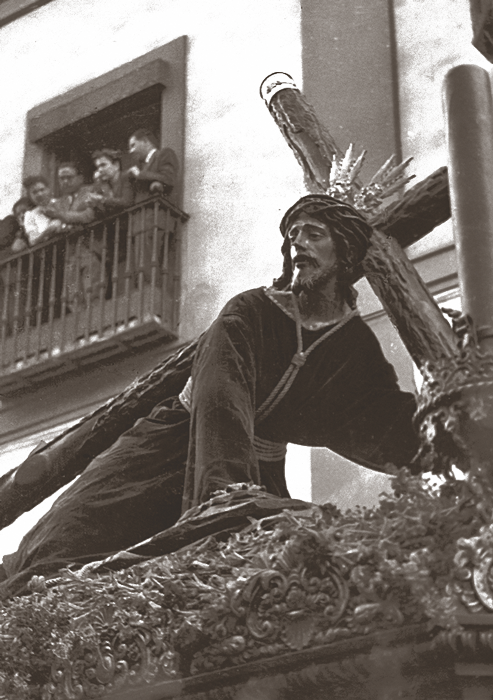 Nuestro Padre Jesús de las Penas, cargando con su vieja Cruz arbórea, en un momento de su estación de penitencia de 1979. Fotografía: ABC. J.M. Serrano.