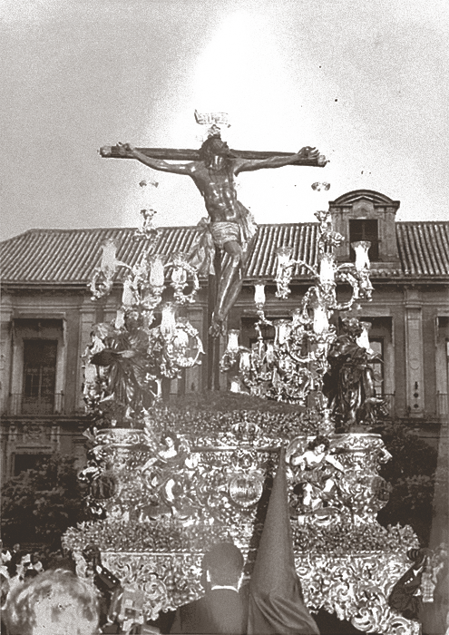 En la Plaza Virgen de los Reyes y con el Palacio Episcopal de fondo, el Cristo de la Expiración del Museo de vuelta a su Capilla en la tarde del Sábado Santo de 1992, durante la celebración del Santo Entierro Magno.