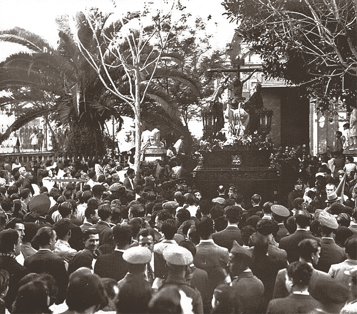 Lunes Santo de 1930: El paso del Cristo de las Aguas se pone en las calles de Triana tras efectuar su salida desde el templo de San Jacinto. Fotografía: ABC.