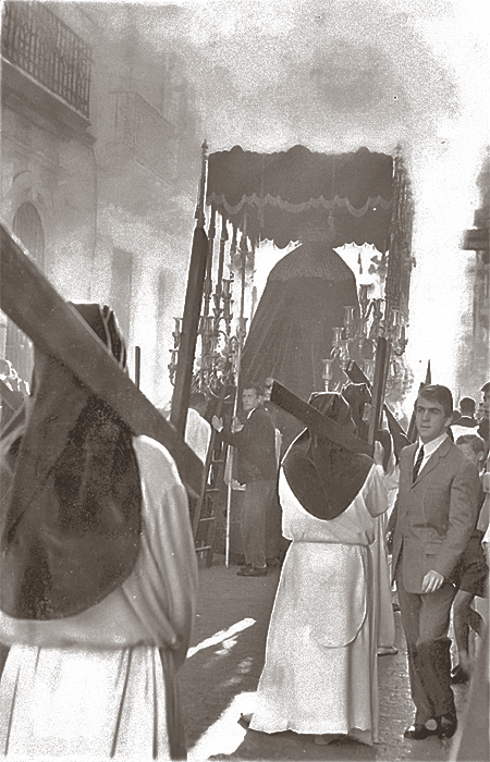 Penitentes tras el paso de María Santísima del Rocío. Fotografía: ABC