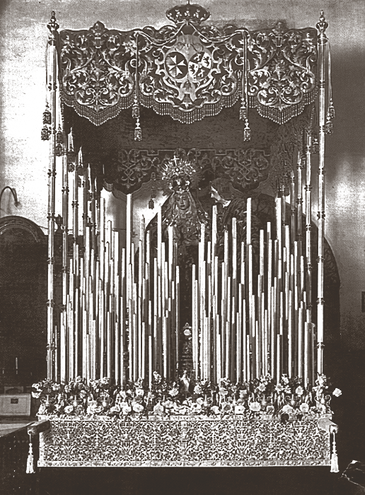 La Virgen de la Amargura bajo el nuevo palio que bordado sobre terciopelo azul acababa de terminarle Juan Manuel Rodriguez Ojeda. Fotografía: Periodistacofrade.blogspot