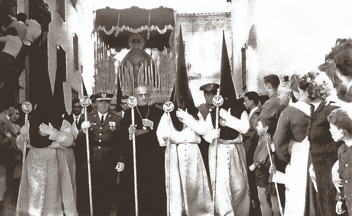 La Virgen del Rocío dolorosa, por primera vez, callejeó por Sevilla, para realizar la Estación de Penitencia en 1961. Fotografía: Hermandad de La Redención.