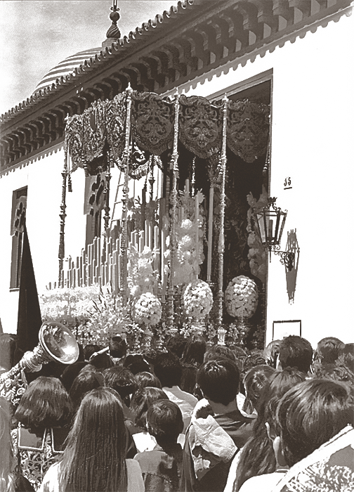 Titulares de la Hermandad del Tiro de Línea, saliendo de la Iglesia de Santa Genoveva para realizar su estación de penitencia en la soleada tarde del Lunes Santo 5 de abril de 1993.