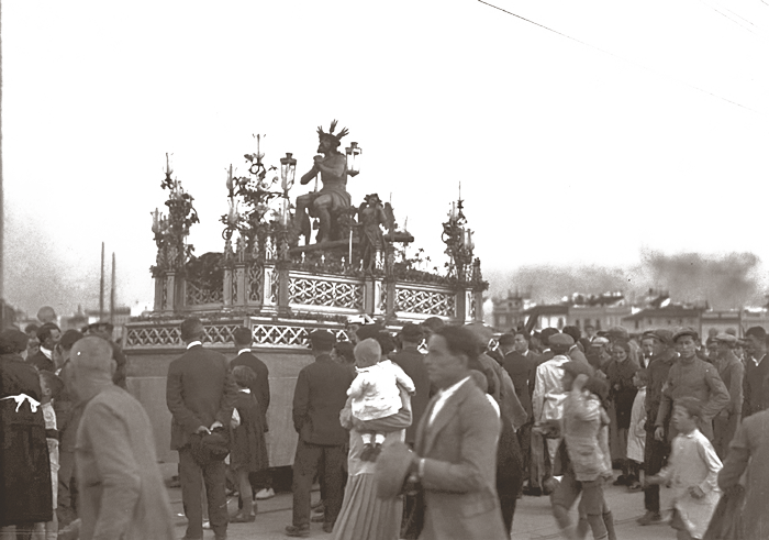 El Señor de las Penas implora al Padre sobre su antiguo paso neogótico. Marchando por el Puente de Triana, 1930..